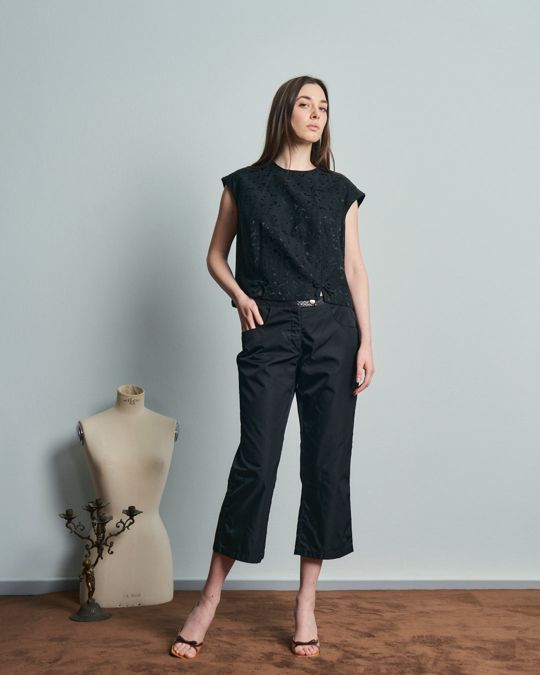 Top anni 60 in tessuto jacquard nero con fiocchi e bottoni ricoperti