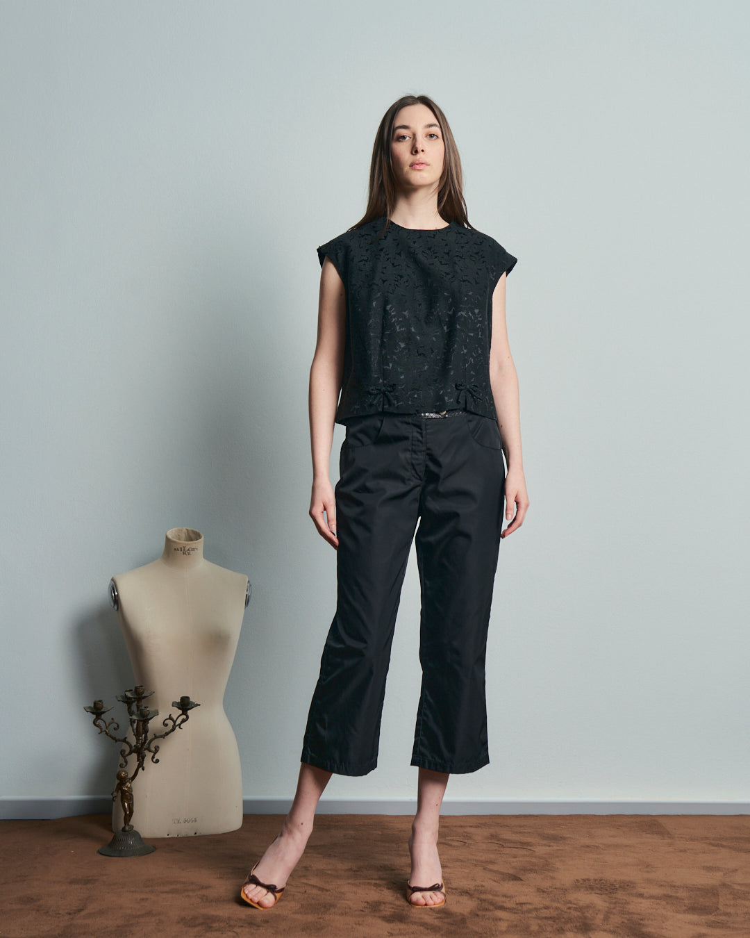 Top anni 60 in tessuto jacquard nero con fiocchi e bottoni ricoperti