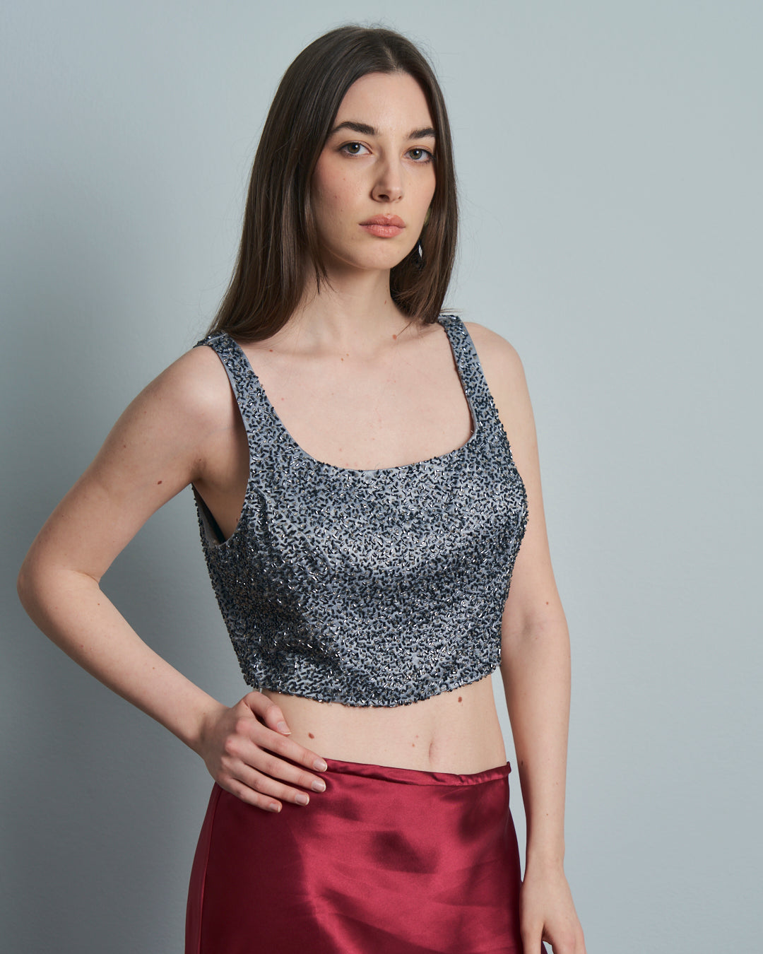 Top con perline grigio corto