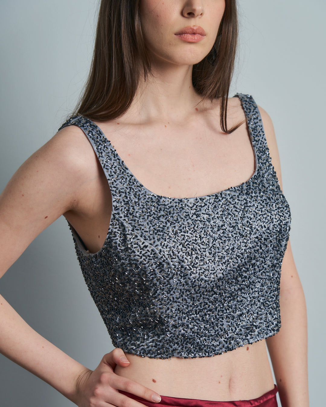 Top con perline grigio corto