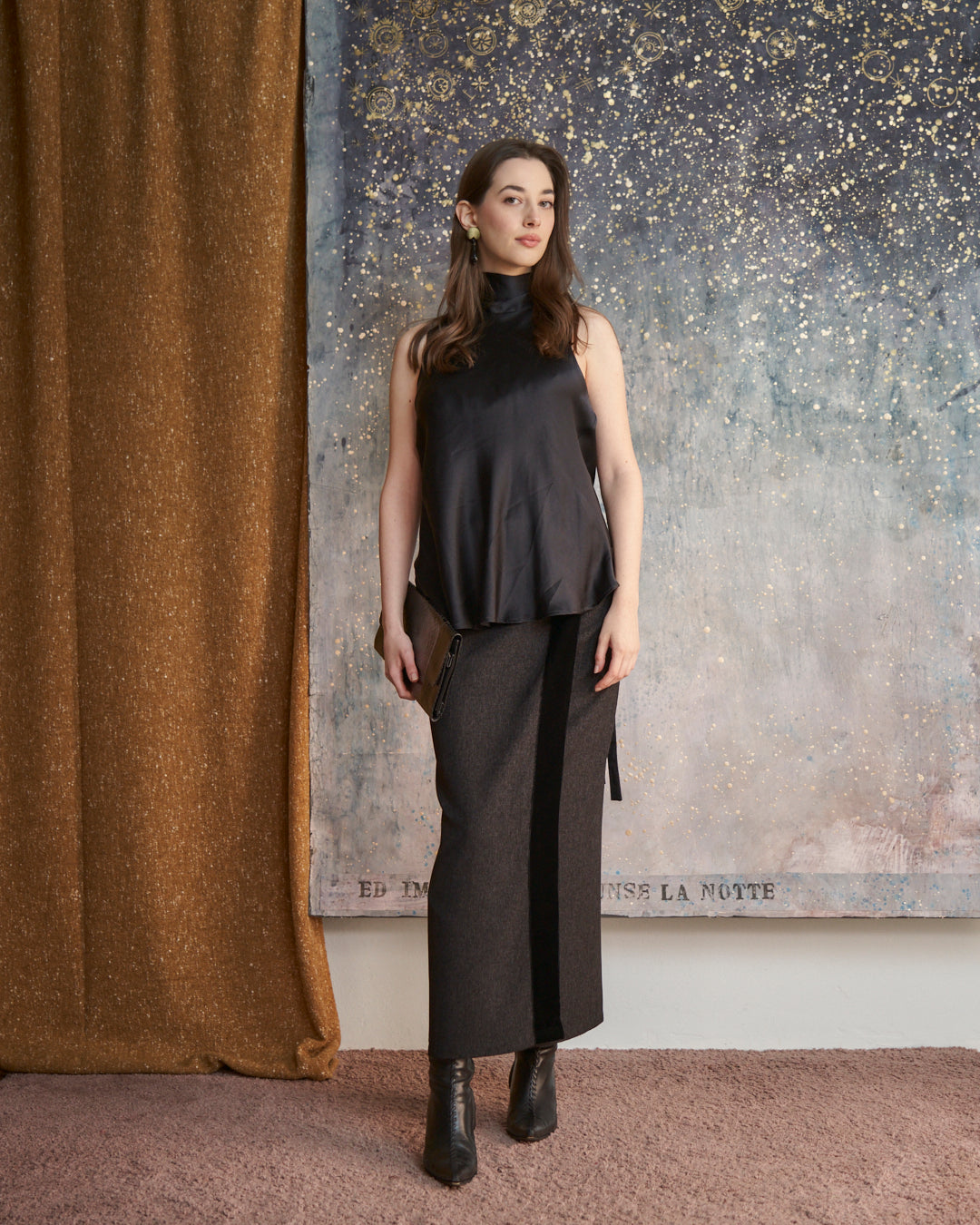 Top in seta raso nero con nodo e schiena nuda