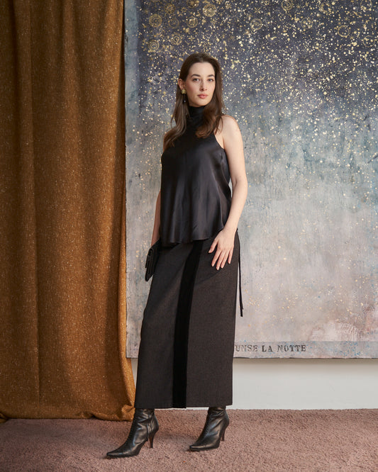 Top in seta raso nero con nodo e schiena nuda