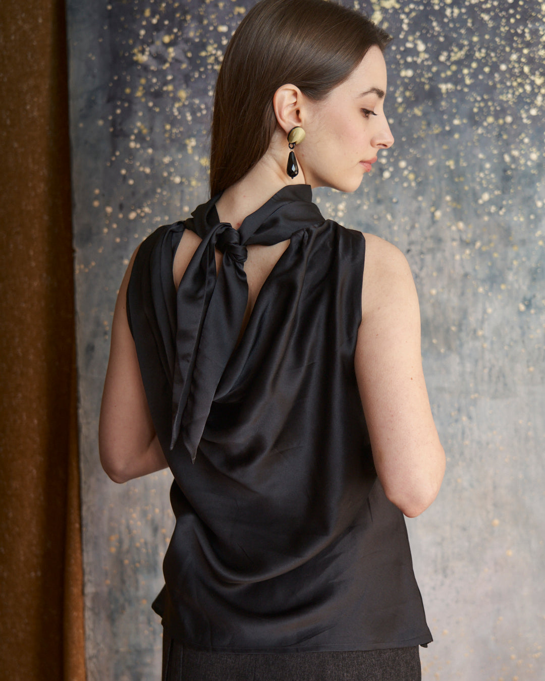 Top in seta raso nero con nodo e schiena nuda