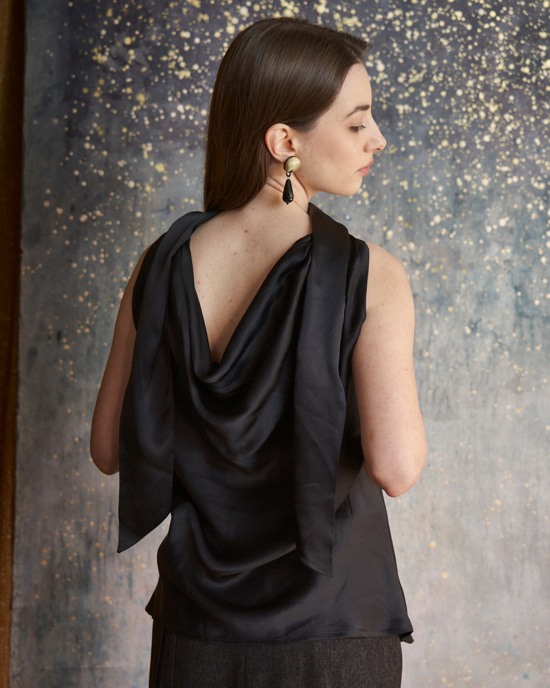 Top in seta raso nero con nodo e schiena nuda