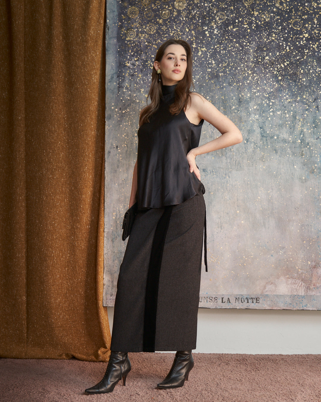 Top in seta raso nero con nodo e schiena nuda