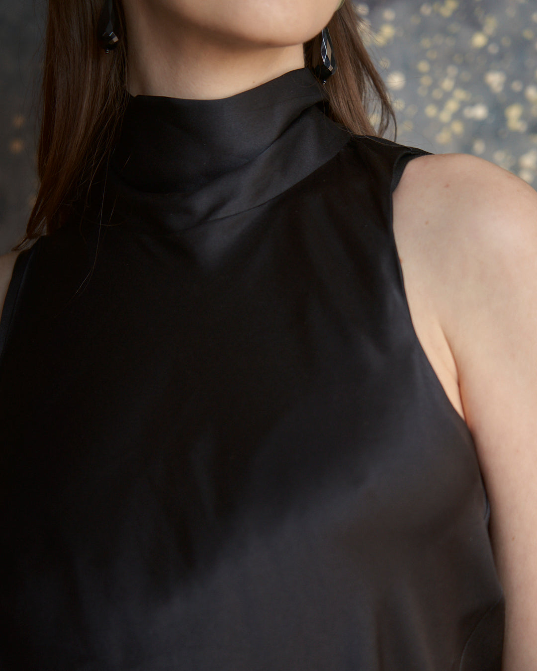 Top in seta raso nero con nodo e schiena nuda