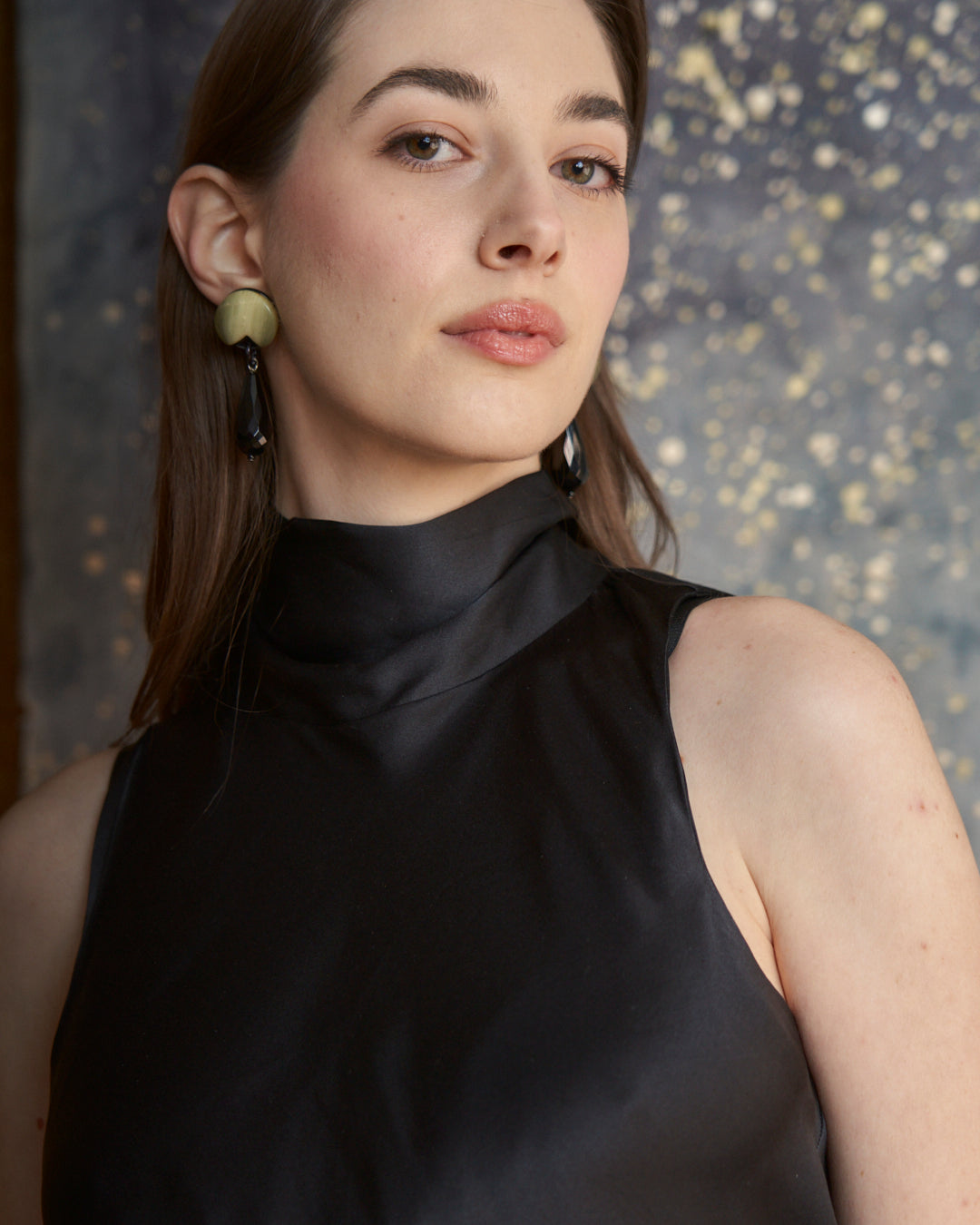 Top in seta raso nero con nodo e schiena nuda