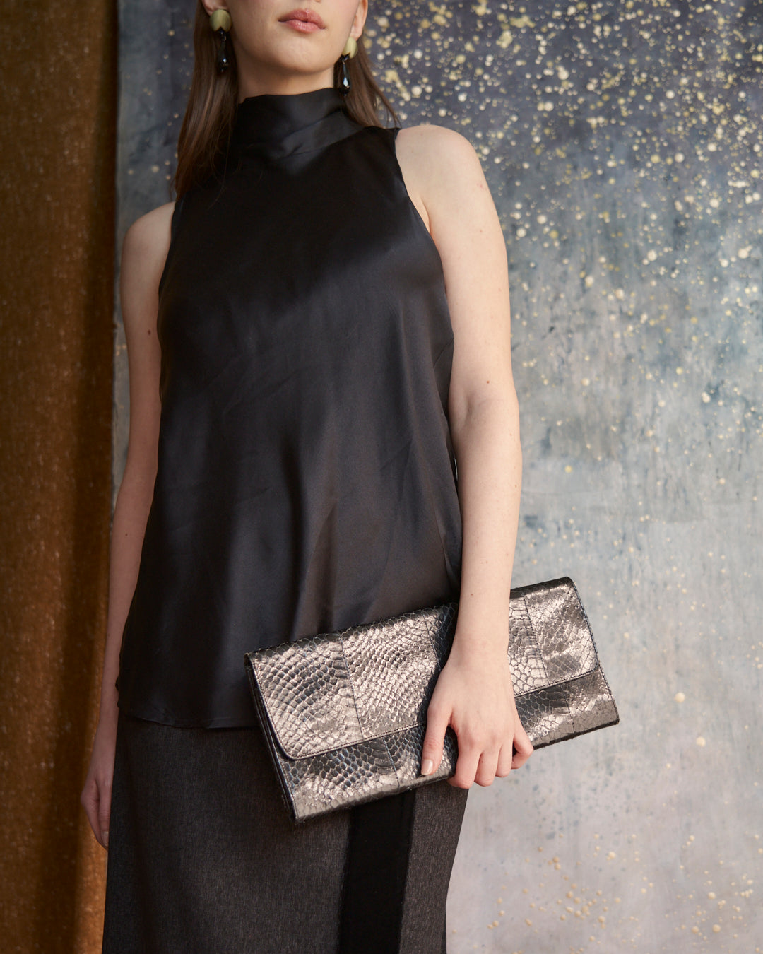 Top in seta raso nero con nodo e schiena nuda